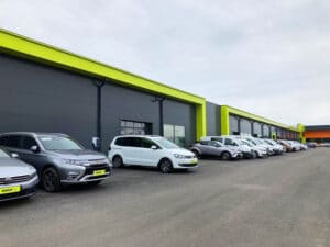 pitkä pellitetty varastonseinä